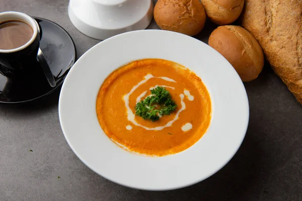 bir kase üzerinde domates çorbası