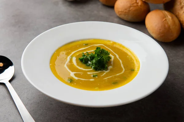 Zuppa Zucca Arrosto Con Erbe — Foto Stock