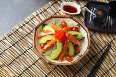 Yengeç eti ve avokado salatası