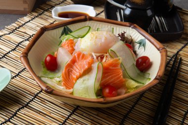 Japonca yumurta ve somon salata kızartma