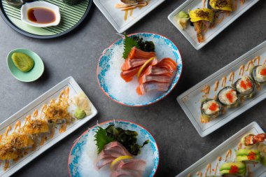 çeşitli suşi düz çekim yatıyordu