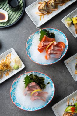 çeşitli suşi düz çekim yatıyordu