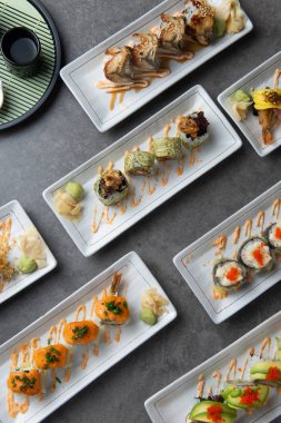 çeşitli suşi rulo düz lay vurdu