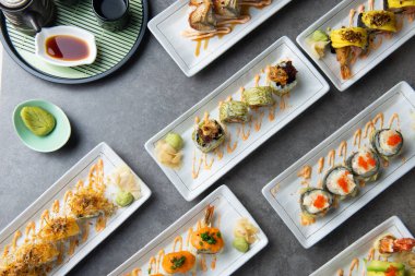 çeşitli suşi rulo düz lay vurdu