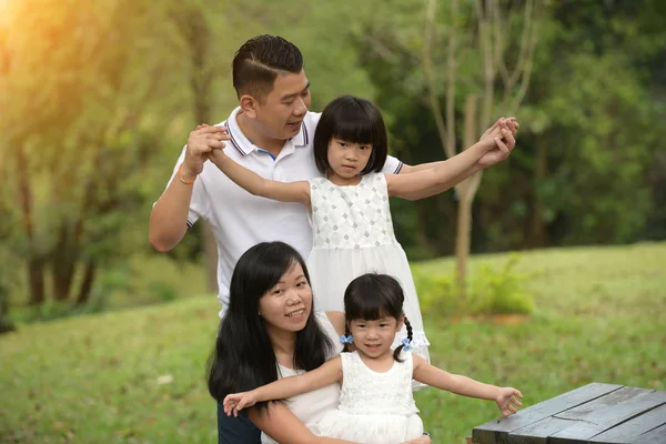 Asiatisk Familj Sitter Bänken Par — Stockfoto