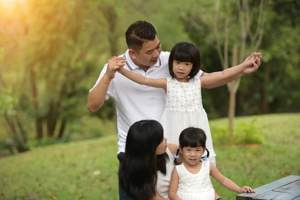 Asiatique Famille Assis Sur Banc Par — Photo