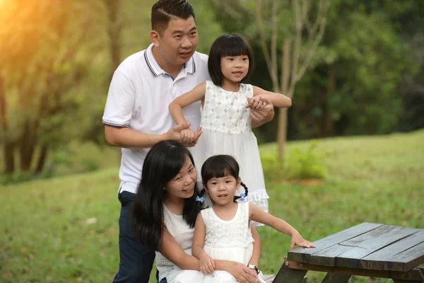 Asijské Rodina Sedí Lavičce Par — Stock fotografie