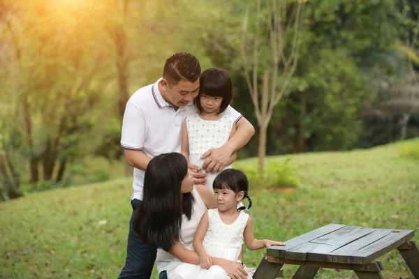 Asiática Família Sentado Banco Par — Fotografia de Stock