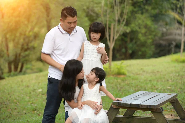 Asiatisk Familj Sitter Bänken Par — Stockfoto