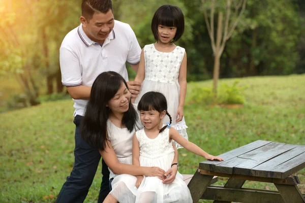 Asiática Família Sentado Banco Par — Fotografia de Stock