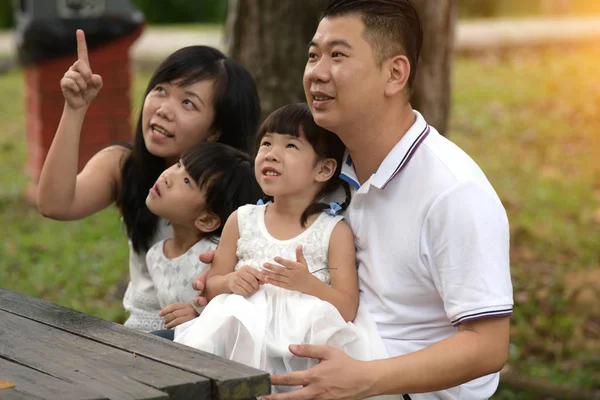 亚洲家庭坐在板凳上 — 图库照片