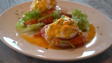 yumurta benedictwith somon ve haşlanmış yumurta