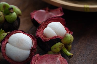 Ahşap arka plan üzerinde taze Mangosteen tropikal meyve yığını