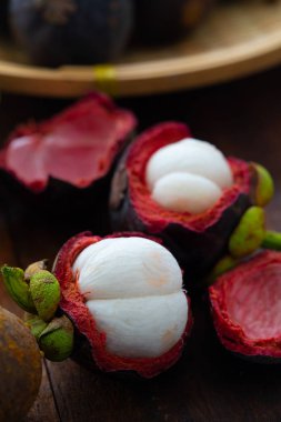 Ahşap arka plan üzerinde taze Mangosteen tropikal meyve yığını