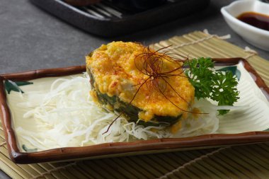 Avokado patlıcan Bambu Perde üzerinde yer mantarı ile servis 