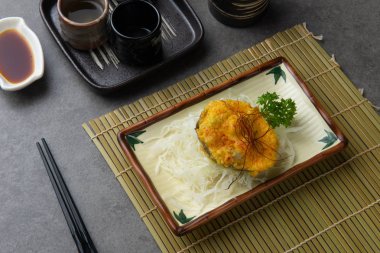 Avokado patlıcan Bambu Perde üzerinde yer mantarı ile servis 