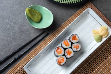somon suşi rulo yapmak