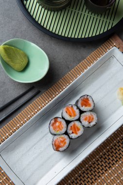 somon suşi rulo yapmak