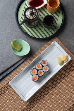 somon suşi rulo yapmak