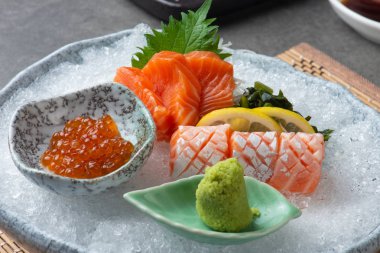 Muhtelif sashimi suşi kesilmiş buz üzerinde