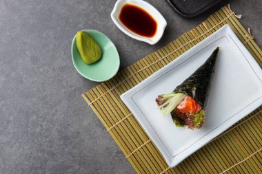 Somon ikura temaki Japon Suşi üstten görünüm.