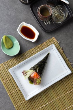 Somon ikura temaki Japon Suşi üstten görünüm.