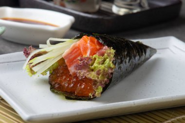 Japon somon ikura temaki suşi closeup