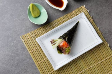 Somon ikura temaki Japon Suşi üstten görünüm.