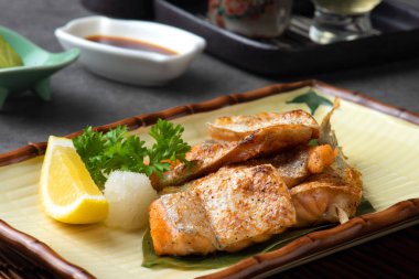 Teriyaki sosu ve limon ile ızgara somon eti