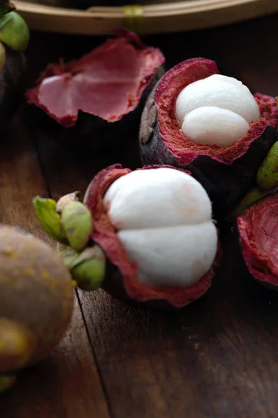 Pilha Fruta Tropical Mangosteen Fresca Sobre Fundo Madeira — Fotografia de Stock