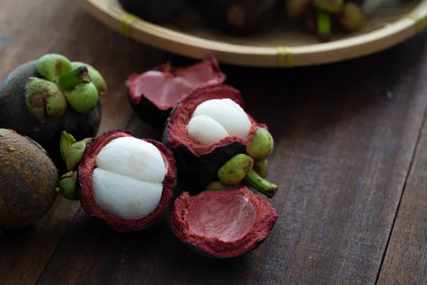 Σωρό Από Φρέσκο Mangosteen Τροπικά Φρούτα Φόντο Ξύλινη — Φωτογραφία Αρχείου