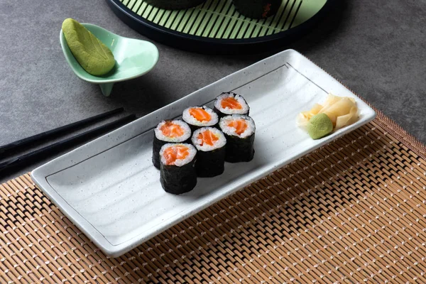 Salmão Fazer Rolo Sushi — Fotografia de Stock