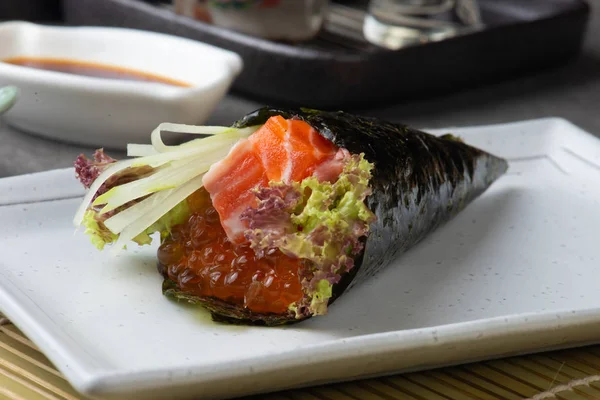 Primo Piano Del Sushi Giapponese Salmone Ikura Temaki — Foto Stock