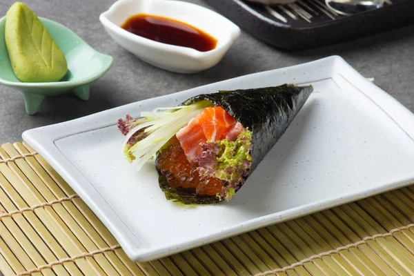 Primo Piano Del Sushi Giapponese Salmone Ikura Temaki — Foto Stock