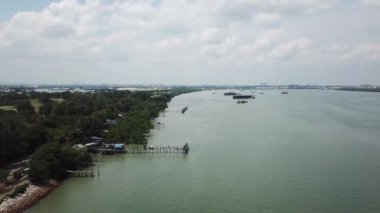 Sakin deniz görünümü kasvetli günde gözlemleyerek