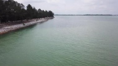 Kasvetli günde sakin deniz havadan görünümü