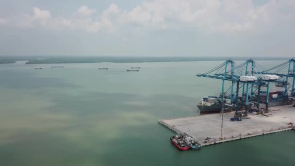 Vista Aérea Del Puerto Con Barcos Grúas — Vídeo de stock