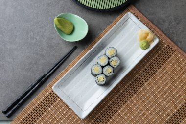 Geleneksel Japon Tamago Maki beyaz tabakta yumurta.