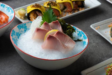 Geleneksel Japon Suşi ve sashimi ile tablo