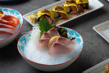 Geleneksel Japon Suşi ve sashimi ile tablo