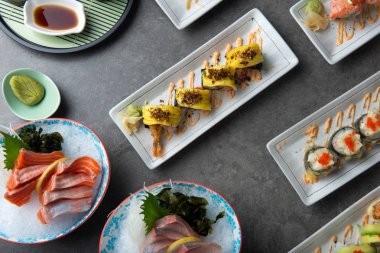 Geleneksel Japon Suşi ve sashimi ile tablo