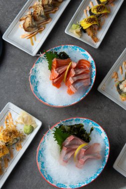 Geleneksel Japon Suşi ve sashimi ile tablo