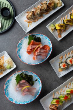 Geleneksel Japon Suşi ve sashimi ile tablo