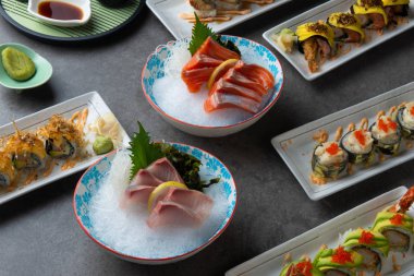 Geleneksel Japon Suşi ve sashimi ile tablo