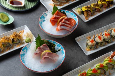Geleneksel Japon Suşi ve sashimi ile tablo
