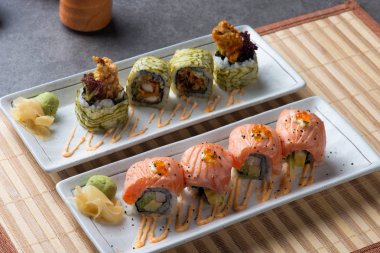 Geleneksel Japon Suşi ve sashimi ile tablo