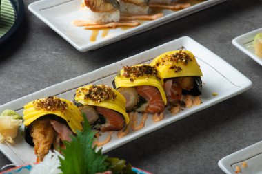 Geleneksel Japon taze balıkla taş masanın üzerine alır.