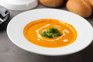 maydanoz ve sause beyaz kase kabak çorbası