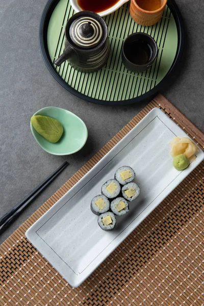 Geleneksel Japon Tamago Maki beyaz tabakta yumurta.