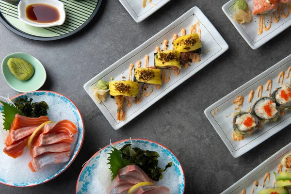 Geleneksel Japon Suşi ve sashimi ile tablo